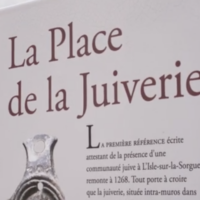 Panneau explicatif sur la Place la Juiverie, à L'Isle-sur-la-Sorgue. (Crédit : Capture d'écran/YouTube)