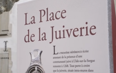 Panneau explicatif sur la Place la Juiverie, à L'Isle-sur-la-Sorgue. (Crédit : Capture d'écran/YouTube)