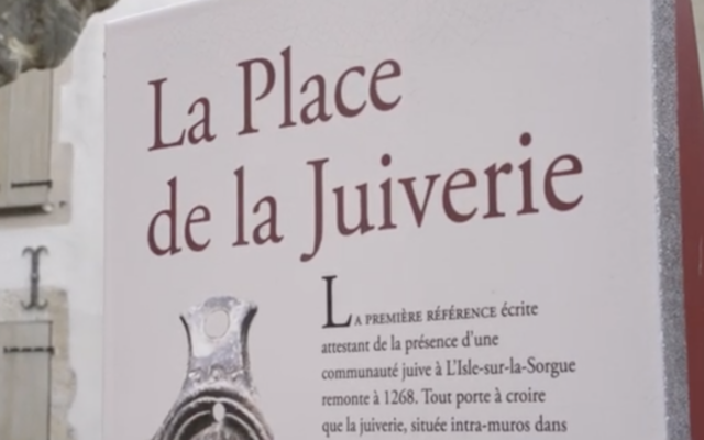 Panneau explicatif sur la Place la Juiverie, à L'Isle-sur-la-Sorgue. (Crédit : Capture d'écran/YouTube)