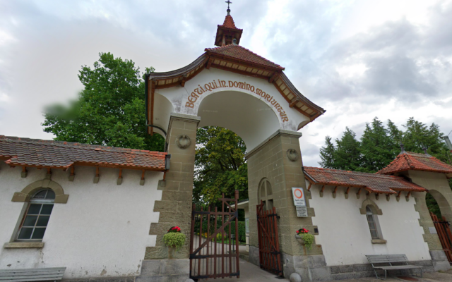 L’entrée du cimetière communal de Saint-Léonard, à Fribourg (Suisse). (Crédit : Google Maps)
