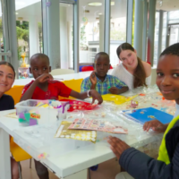 Des bénévoles de l’organisation Save a Child’s Heart aux côtés d’enfants venus du Malawi à l’hôpital pour enfants Sylvan Adams du centre médical Wolfson, à Holon, le 1er juin 2026. (Crédit : SACH)
