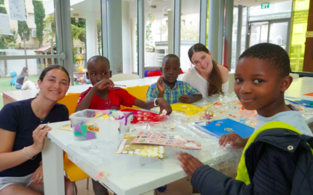 Des bénévoles de l’organisation Save a Child’s Heart aux côtés d’enfants venus du Malawi à l’hôpital pour enfants Sylvan Adams du centre médical Wolfson, à Holon, le 1er juin 2026. (Crédit : SACH)