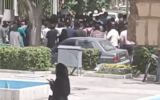 Des étudiants manifestent à Téhéran devant des bâtiments officiels, dans une vidéo envoyée au média d'opposition Iran International, le 6 juin 2026. (Crédit : Capture d'écran X)