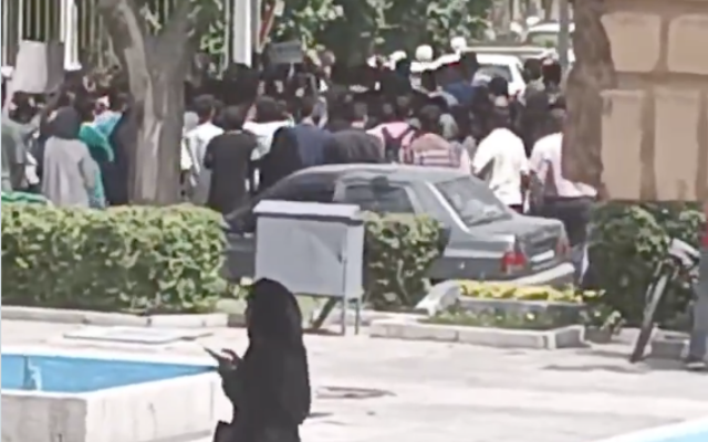 Des étudiants manifestent à Téhéran devant des bâtiments officiels, dans une vidéo envoyée au média d'opposition Iran International, le 6 juin 2026. (Crédit : Capture d'écran X)