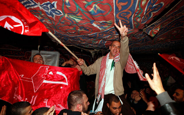 Salah Hamouri accueilli à son domicile à Jérusalem après sa libération de la prison israélienne dans le cadre d'un échange de prisonniers avec le Hamas, le 18 décembre 2011. (Crédit : Sliman Khader/FLASH90)