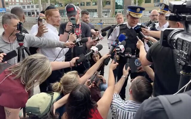 Le chef actuel (le 42e directeur) du Service de police de la Ville de Montréal (SPVM), Fady Dagher s'exprime devant les journalistes alors qu'une fusillade vient d'avoir eu lieu dans le quartier juif de Côte-des-Neiges, le 22 juin 2026 (Crédit : capture d'écran YouTube) Le chef actuel (le 42e directeur) du Service de police de la Ville de Montréal (SPVM), Fady Dagher s'exprime devant les journalistes alors qu'une fusillade vient d'avoir eu lieu dans le quartier juif de Côte-des-Neiges, le 22 juin 2026 (Crédit : capture d'écran YouTube)