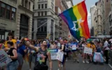Dillon Perez agite un drapeau de la fierté juive lors de la Marche des fiertés de New York, le 29 juin 2026. (Grace Gilson/JTA)