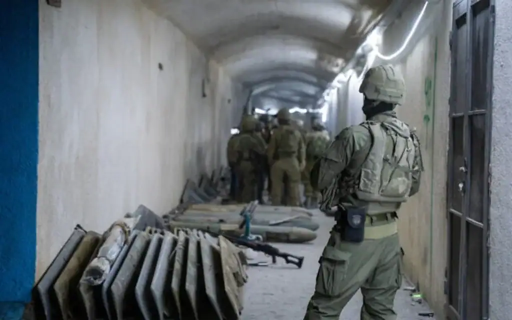 Un soldat israélien est vu dans une installation souterraine de drones du Hezbollah à Majdal Zoun, au Sud-Liban, le 18 juin 2026. (Emanuel Fabian/Times of Israel)