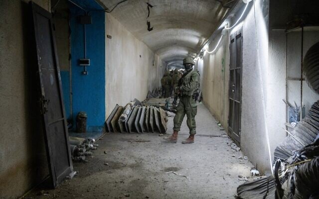 Un soldat israélien dans une installation souterraine du groupe terroriste chiite libanais du Hezbollah à Majdal Zoun, dans le sud du Liban, le 18 juin 2026. (Crédit : Emanuel Fabian/Times of Israel)