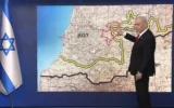 Le Premier ministre Benjamin Netanyahu désignant les zones d’où les soldats israéliens se retireront dans le cadre d’un accord conclu avec le Liban sous l’égide des États-Unis, lors d’une conférence de presse le 27 juin 2026. (Crédit : Capture d’écran/YouTube)