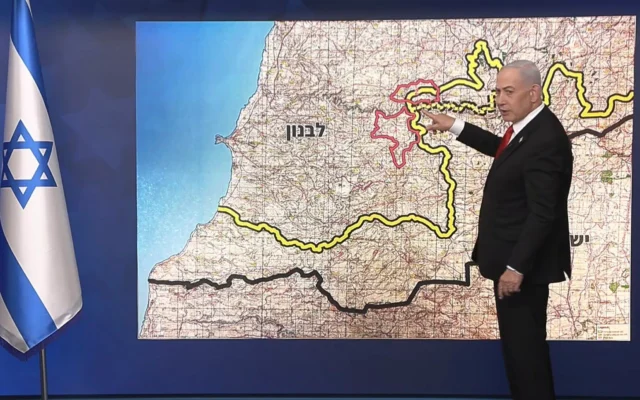 Le Premier ministre Benjamin Netanyahu désigne les zones d’où les soldats israéliens se retireront dans le cadre d’un accord conclu avec le Liban sous l’égide des États-Unis, lors d’une conférence de presse le 27 juin 2026. (Capture d’écran/YouTube)