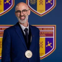 Paz Beniamini reçoit le prix Blavatnik des jeunes scientifiques, le 2 juin 2026. (Eran Beeri)