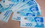 Billets de 200 shekels, 7 février 2016. (Crédit:  Nati Shohat/Flash90)