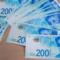 Billets de 200 shekels, 7 février 2016. (Crédit:  Nati Shohat/Flash90)