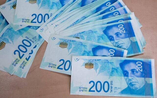 Billets de 200 shekels, 7 février 2016. (Crédit:  Nati Shohat/Flash90)