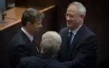 Yoaz Hendel, à gauche et Benny Gantz, à droite, à la Knesset, le 13 mai 2019. (Crédit: Noam Revkin Fenton/Flash90)