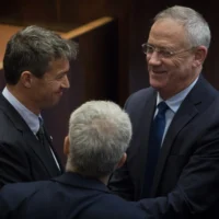 Yoaz Hendel, à gauche et Benny Gantz, à droite, à la Knesset, le 13 mai 2019. (Crédit: Noam Revkin Fenton/Flash90)