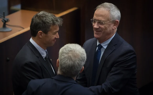 Yoaz Hendel, à gauche et Benny Gantz, à droite, à la Knesset, le 13 mai 2019. (Crédit: Noam Revkin Fenton/Flash90)