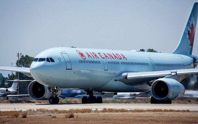 Un avion d'Air Canada, à l'aéroport Ben Gurion, le 22 juillet 2019. (Crédit : Moshe Shaï/Flash90)