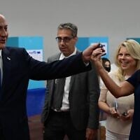 Benjamin Netanyahu, alors chef de l'opposition et du Likud, arrive pour voter lors des primaires du Likud, dans un bureau de vote de Tel-Aviv, le 10 août 2022 (Crédit : Tomer Neuberg/Flash90)