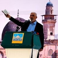 Illustration : Yahya Sinwar, le chef du Hamas aujourd'hui mort, lors d'un rassemblement organisé à l'occasion de la Journée annuelle d'Al-Qods (Jour de Jérusalem), à Gaza-City, le 15 avril 2023. (Crédit : Atia Mohammed/Flash90)