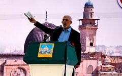 Illustration : Yahya Sinwar, le chef du Hamas aujourd'hui mort, lors d'un rassemblement organisé à l'occasion de la Journée annuelle d'Al-Qods (Jour de Jérusalem), à Gaza-City, le 15 avril 2023. (Crédit : Atia Mohammed/Flash90)
