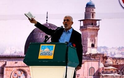 Illustration : Yahya Sinwar, le chef du Hamas aujourd'hui mort, lors d'un rassemblement organisé à l'occasion de la Journée annuelle d'Al-Qods (Jour de Jérusalem), à Gaza-City, le 15 avril 2023. (Crédit : Atia Mohammed/Flash90)