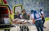 Illustration : Un soldat israélien blessé, originaire du sud du pays, arrivant à l'hôpital Hadassah-Ein Kerem, à Jérusalem, le 7 octobre 2023. (Crédit : Noam Revkin Fenton/Flash90)