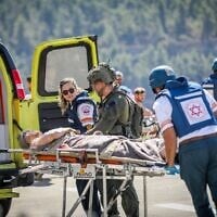Illustration : Un soldat israélien blessé, originaire du sud du pays, arrivant à l'hôpital Hadassah-Ein Kerem, à Jérusalem, le 7 octobre 2023. (Crédit : Noam Revkin Fenton/Flash90)