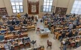 Des hommes juifs étudiant la Torah, à la yeshiva Yeruham du programme hesder, dans le sud d’Israël, le 20 février 2024. (Crédit : Yossi Aloni/Flash90)