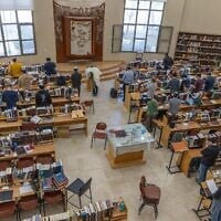 Des hommes juifs étudiant la Torah, à la yeshiva Yeruham du programme hesder, dans le sud d’Israël, le 20 février 2024. (Crédit : Yossi Aloni/Flash90)