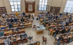 Des hommes juifs étudiant la Torah, à la yeshiva Yeruham du programme hesder, dans le sud d’Israël, le 20 février 2024. (Crédit : Yossi Aloni/Flash90)