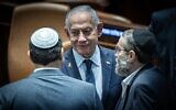 Le Premier ministre Benjamin Netanyahu (au centre) et Moshe Gafni, député de Yahadout HaTorah (à droite), dans l'hémicycle de la Knesset, à Jérusalem, le 19 mars 2025. (Crédit : Yonatan Sindel/Flash90)