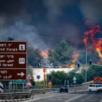 Vue d'un gigantesque feu de forêt près de Latrun, à la périphérie de Jérusalem, le 30 avril 2025. (Oren Ben Hakoon/Flash90)