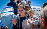 Des olim de France arrivent à l'aéroport Ben Gurion le 25 juin 2025. (Avshalom Sassoni/Flash90)