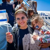 Des olim de France arrivent à l'aéroport Ben Gurion le 25 juin 2025. (Avshalom Sassoni/Flash90)