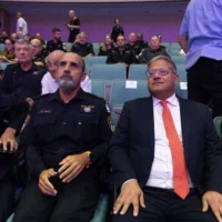 Le chef de la police israëlienne, Danny Levy, et le ministre de la Sécurité nationale, Itamar Ben Gvir, lors d’une cérémonie à l’Académie nationale de police de Beit Shemesh, le 15 septembre 2025. (Crédit : Oren Ben Hakoon/Flash 90)