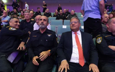 Le chef de la police israëlienne, Danny Levy, et le ministre de la Sécurité nationale, Itamar Ben Gvir, lors d’une cérémonie à l’Académie nationale de police de Beit Shemesh, le 15 septembre 2025. (Crédit : Oren Ben Hakoon/Flash 90) Le chef de la police israëlienne, Danny Levy, et le ministre de la Sécurité nationale, Itamar Ben Gvir, lors d’une cérémonie à l’Académie nationale de police de Beit Shemesh, le 15 septembre 2025. (Crédit : Oren Ben Hakoon/Flash 90)