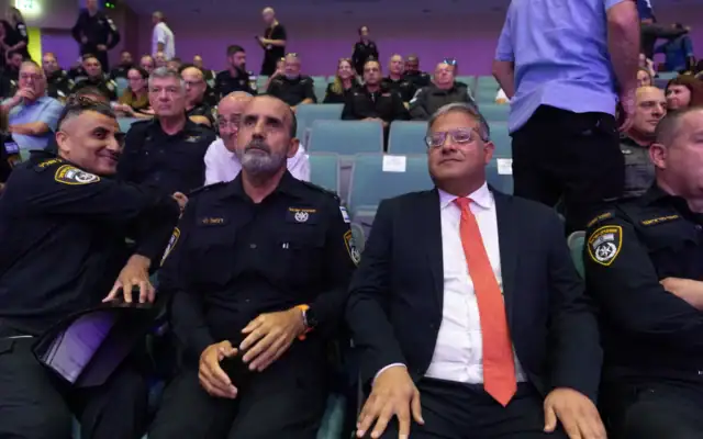Le chef de la police israëlienne, Danny Levy, et le ministre de la Sécurité nationale, Itamar Ben Gvir, lors d’une cérémonie à l’Académie nationale de police de Beit Shemesh, le 15 septembre 2025. (Crédit : Oren Ben Hakoon/Flash 90) Le chef de la police israëlienne, Danny Levy, et le ministre de la Sécurité nationale, Itamar Ben Gvir, lors d’une cérémonie à l’Académie nationale de police de Beit Shemesh, le 15 septembre 2025. (Crédit : Oren Ben Hakoon/Flash 90)