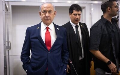 Illustration : le Premier ministre Benjamin Netanyahu arrive dans la salle d'audience du tribunal de Tel Aviv à l'occasion de son procès, le 28 octobre 2025. (Crédit : Miriam Alster/Flash90)
