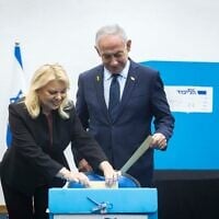 Le Premier ministre Benjamin Netanyahu et son épouse Sara votant lors des élections du Comité central du Likud, au Centre de conventions internationales de Jérusalem, le 25 novembre 2025. (Crédit : Chaïm Goldberg/Flash90)