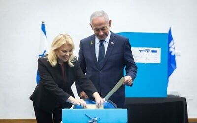 Le Premier ministre Benjamin Netanyahu et son épouse Sara votant lors des élections du Comité central du Likud, au Centre de conventions internationales de Jérusalem, le 25 novembre 2025. (Crédit : Chaïm Goldberg/Flash90)