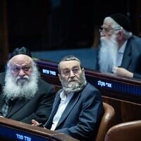 Le député Moshe Gafni (à droite) et le chef du parti Yahadout HaTorah, Yitzhak Goldknopf, assistant à une séance plénière à la Knesset, à Jérusalem, le 14 janvier 2026. (Crédit : Yonatan Sindel/Flash90)