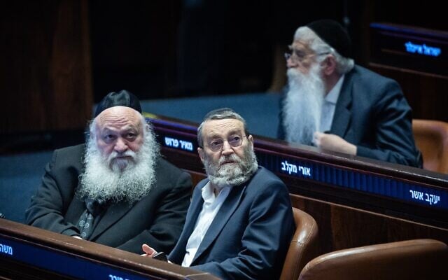 Le député Moshe Gafni (à droite) et le chef du parti Yahadout HaTorah, Yitzhak Goldknopf, assistant à une séance plénière à la Knesset, à Jérusalem, le 14 janvier 2026. (Crédit : Yonatan Sindel/Flash90)