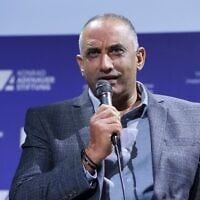 Dedy Simhi s'exprimant lors d'une conférence à l'université Reichman, à Herzliya, le 22 janvier 2026. (Crédit : Tal Gal/Flash90)