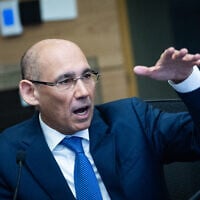 Le gouverneur de la Banque d'Israël, Amir Yaron, assiste à une réunion de la commission des Finances à la Knesset, à Jérusalem, le 28 janvier 2026. (Crédit : Yonatan Sindel/Flash90)