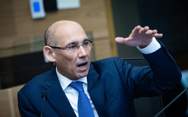 Le gouverneur de la Banque d'Israël, Amir Yaron, assiste à une réunion de la commission des Finances à la Knesset, à Jérusalem, le 28 janvier 2026. (Crédit : Yonatan Sindel/Flash90)
