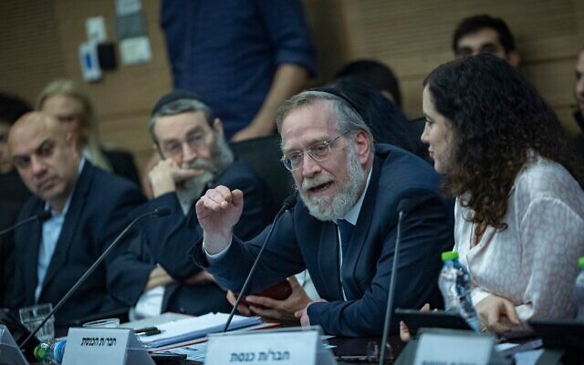 Yitzhak Pindrus, député Yahadout HaTorah, prend la parole lors d'une réunion de la commission des travaux publics à la Knesset, à Jérusalem, le 10 février 2026. (Crédit : Yonatan Sindel/Flash90)