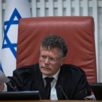 Le président de la Cour suprême, Isaac Amit, préside une audience sur des requêtes concernant la prière des femmes au mur Occidental, le 17 février 2026. (Crédit : Chaim Goldberg/Flash90)