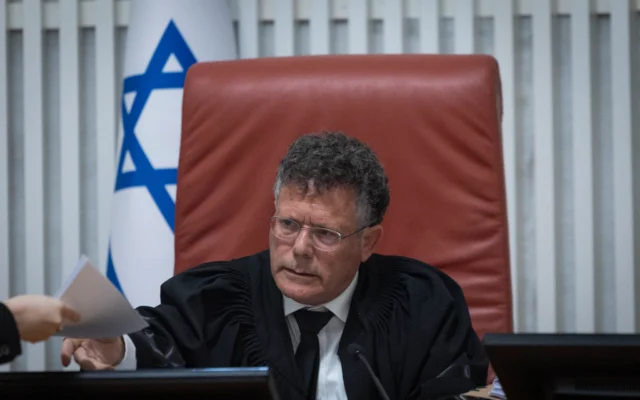 Le président de la Cour suprême, Isaac Amit, préside une audience sur des requêtes concernant la prière des femmes au mur Occidental, le 17 février 2026. (Crédit : Chaim Goldberg/Flash90)